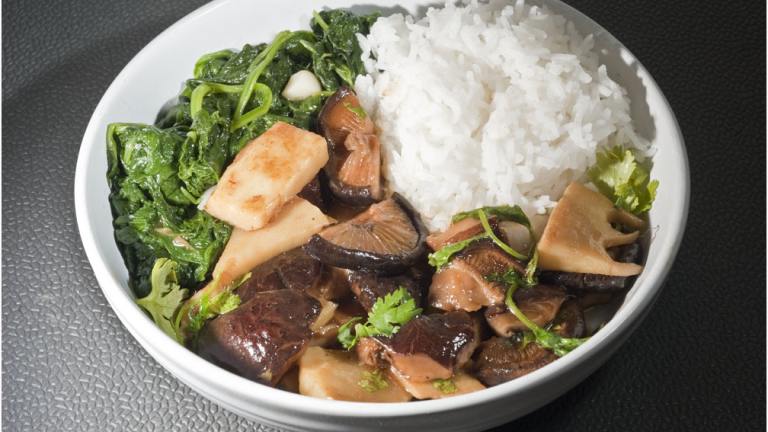 Stir-Fried Chicken, Black Mushrooms, Bamboo Shoots and Spinach Created by SkipperSy