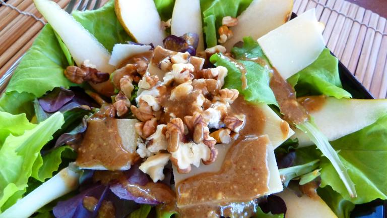 Baby Greens With Pears, Gorgonzola and Pecans Created by Artandkitchen