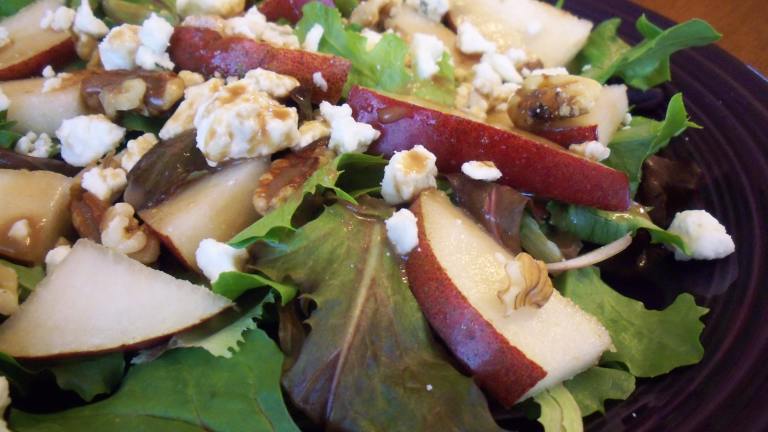 Baby Greens With Pears, Gorgonzola and Pecans Created by Parsley