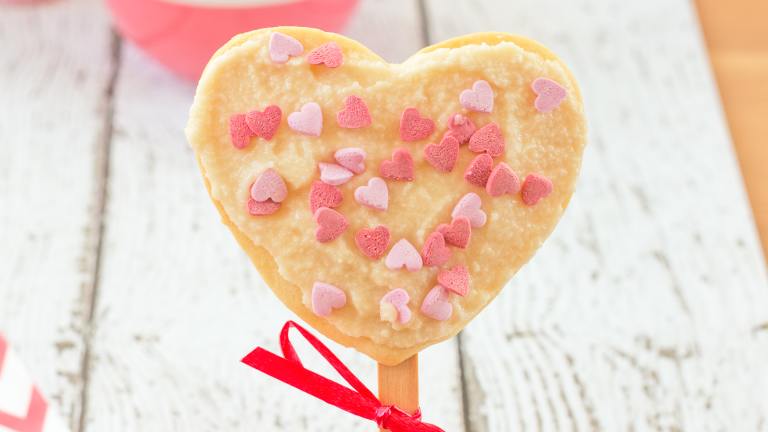 Valentine Cookie Pops Created by anniesnomsblog