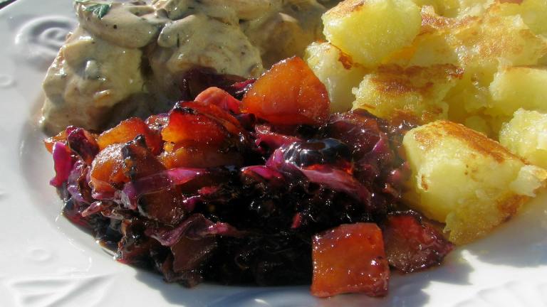 Braised Red Cabbage With Apples - Scandanavia Created by lazyme
