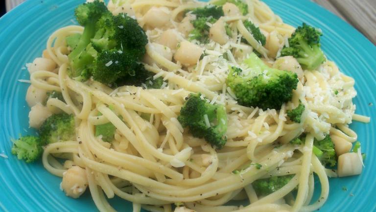 Linguine With Broccoli and Bay Scallops Created by *Parsley*