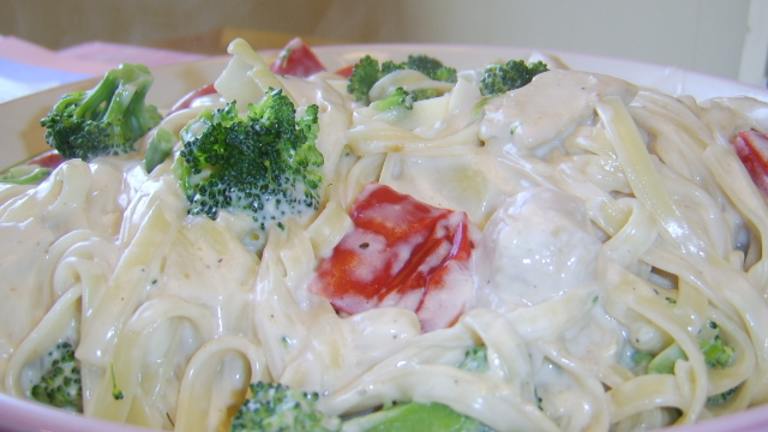 Alfredo Fettuccine With Chicken and Broccoli Created by LifeIsGood