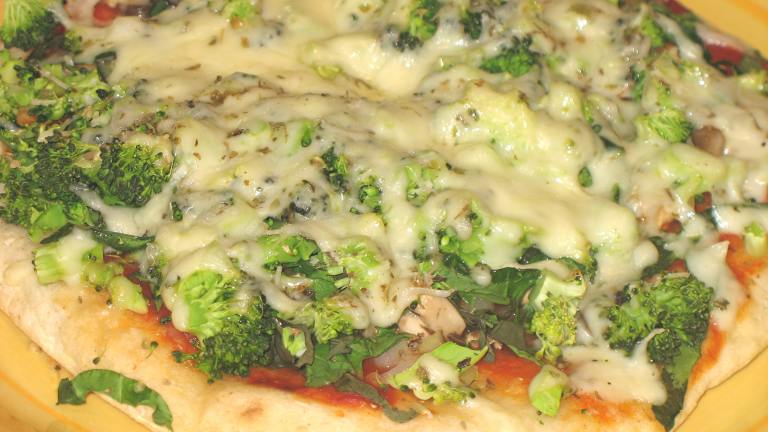 Pita Pizza, Spinach, Broccoli, Onion, and Mushroom Created by Lori Mama
