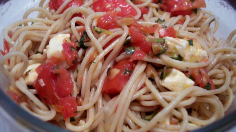 Absolutely Delicious and Simple Tomato, Basil, and Garlic Pasta Created by jrusk