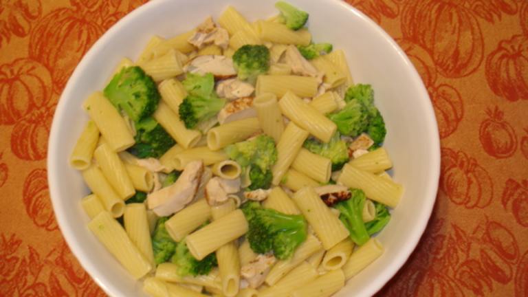 Broccoli Chicken Pesto Pasta created by Lizzi