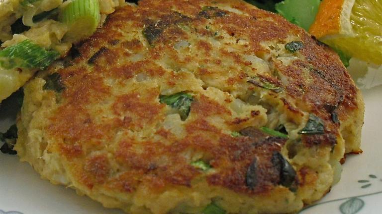 Salmon Cakes - Canadian Living Created by PaulaG