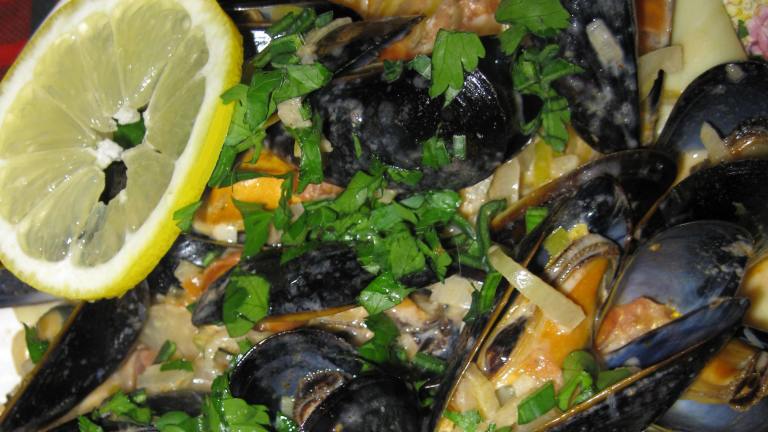 Sarasota's Creamy Mussels over Pasta With Herb Bread created by threeovens