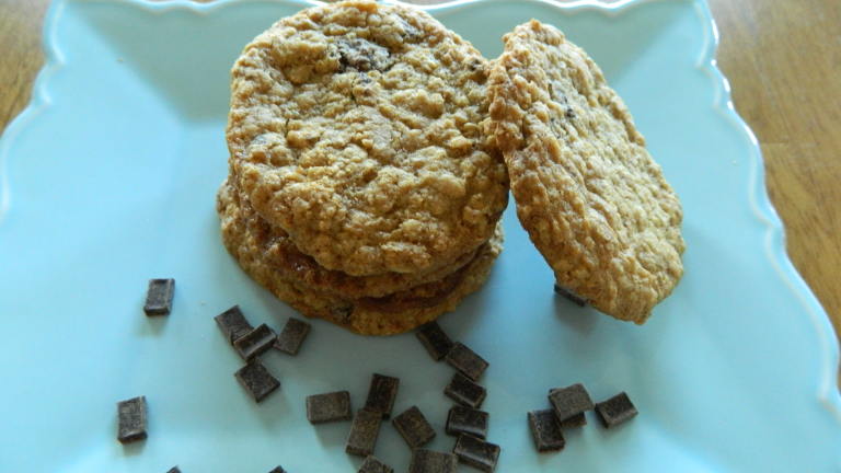 Delicious Gluten Free Chocolate Chip Oatmeal Cookies Created by skinnysweetsdaily
