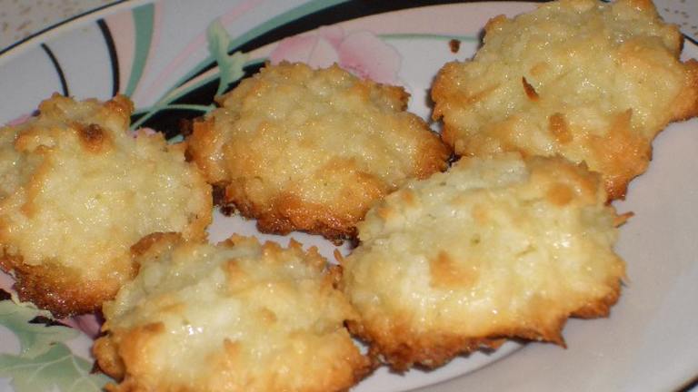 Coconut Macaroons created by Yummybread