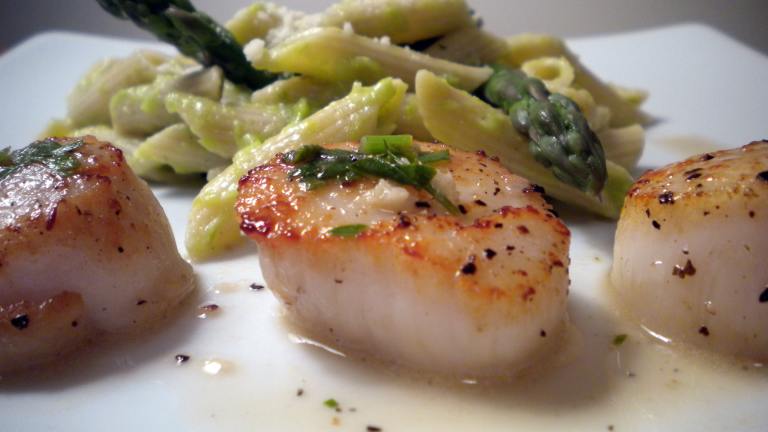 Savory Sea Scallops in White Wine Sauce created by Diet It Up