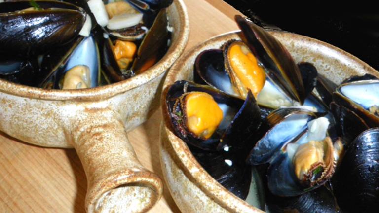Mussels in Yummilicious Lemongrass Broth Created by Bergy