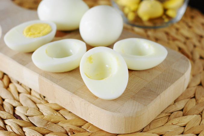 Можно ли есть на ночь вареные яйца. Вареные яйца. Подставка для вареного яйца. Яйца вареные 2 шт. Вареенне яйцо и яблоко.