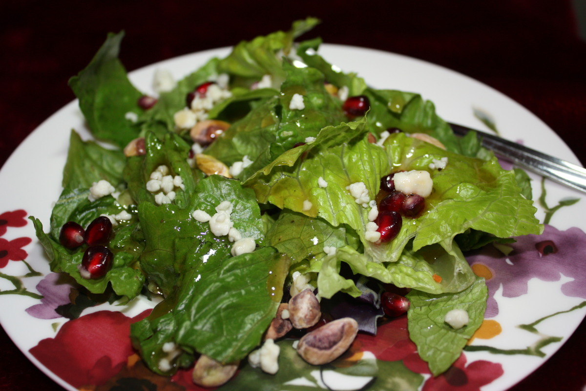 Mixed Green Salad with Pomegranate Seeds, Feta and Pecans – The Comfort of  Cooking