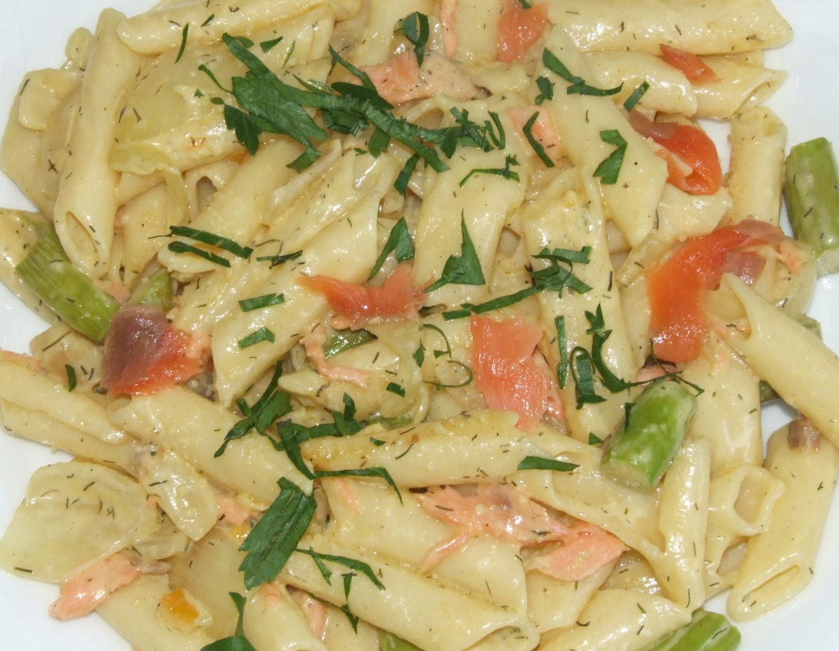Penne With Asparagus and Smoked Salmon Cream_image