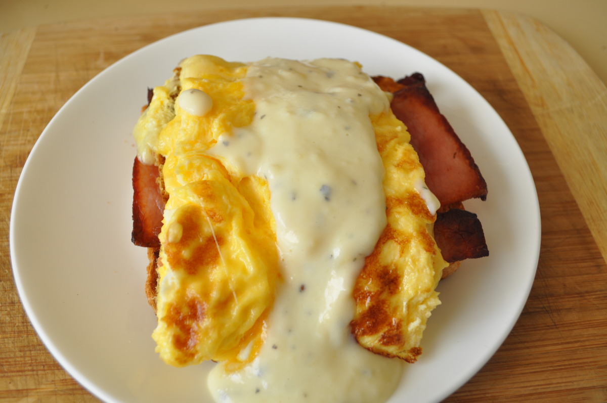 Brunch Eggs With Herbed Cheese Sauce_image