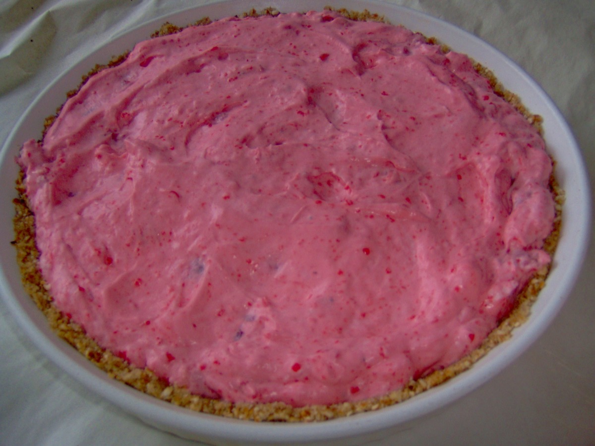 Fluffy Strawberry Pie With Pretzel Crust