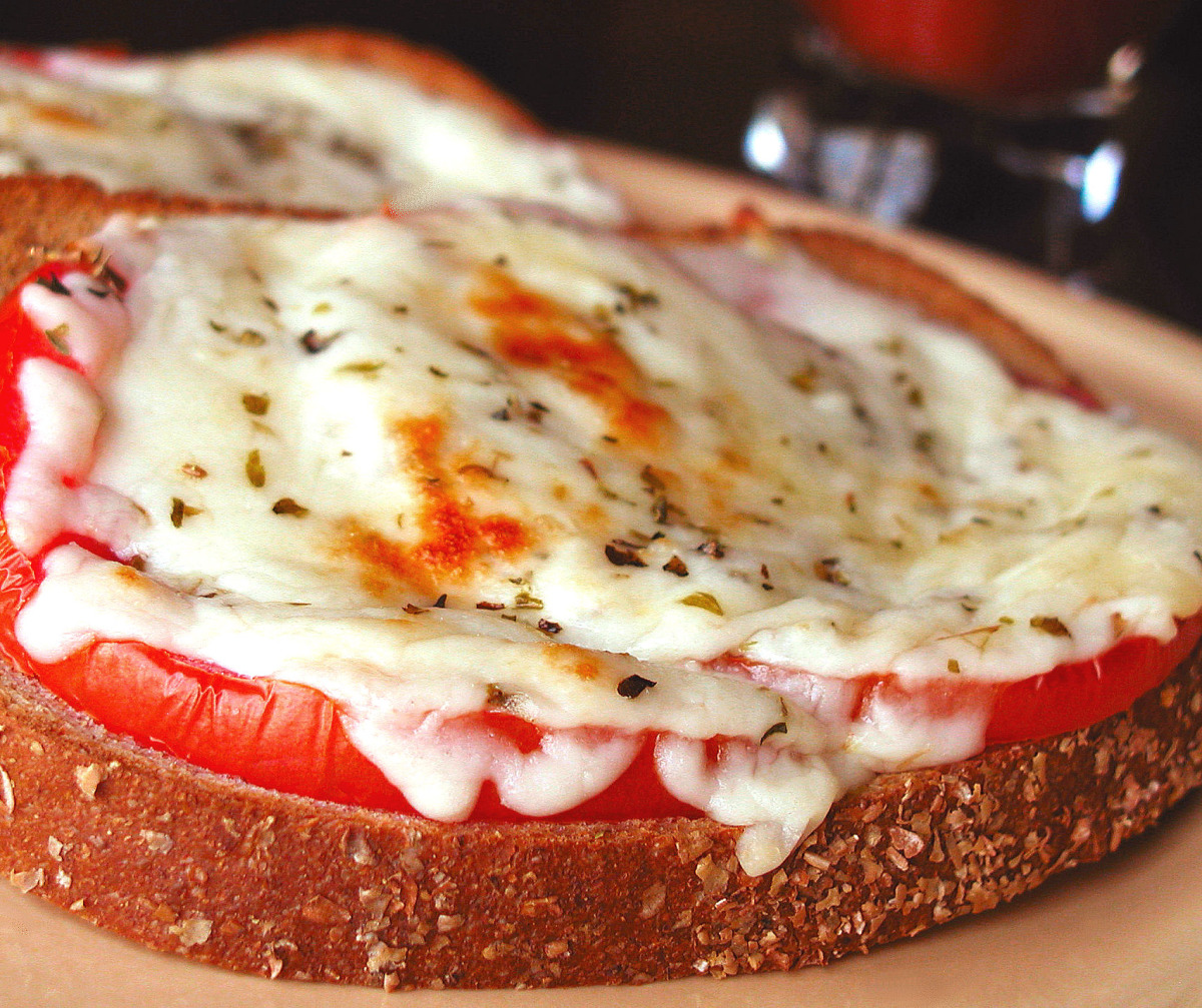 Easy Cheese-Tomato Melt-image