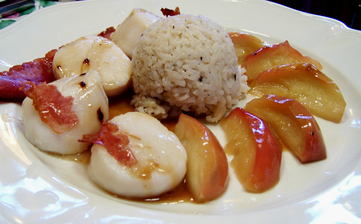 Baked Scallops With Bacon, Sauteed Apples, and Cider Sauce_image