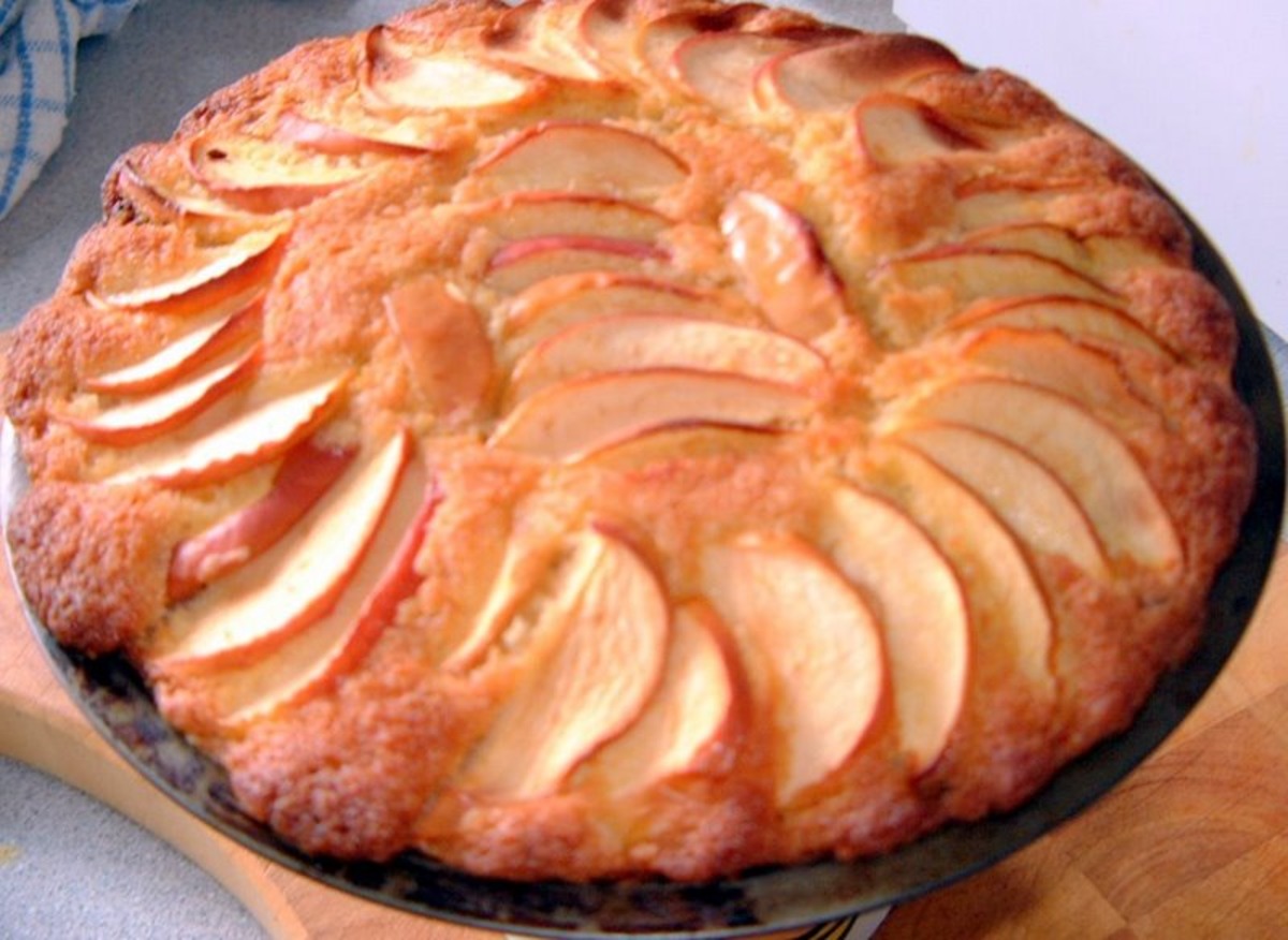 Пирог с яблоками в духовке бисквитное тесто