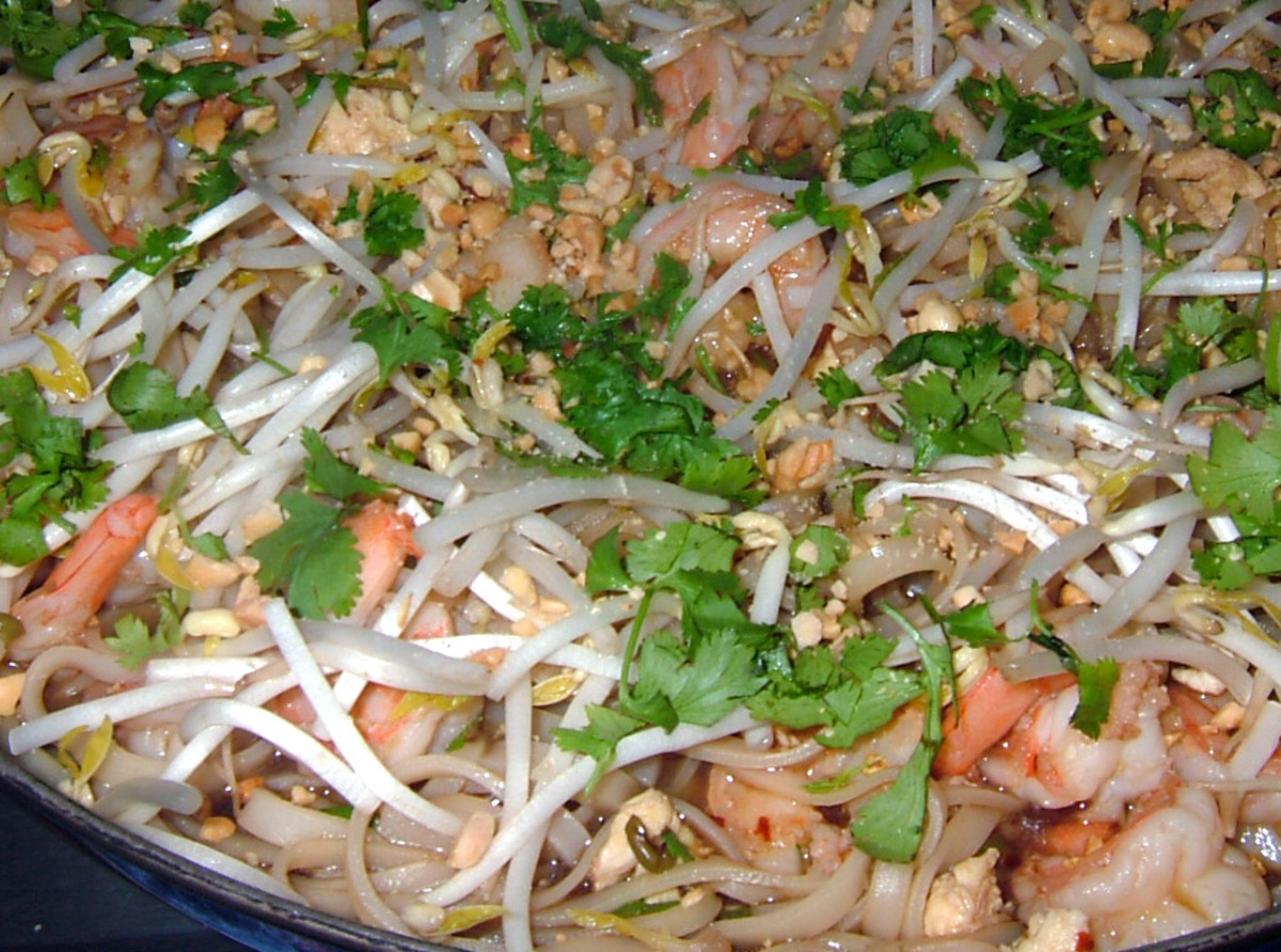 Traditional Chicken & Shrimp Pad Thai image