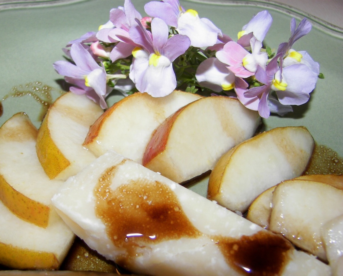 Fresh Pears With Parmigiano-Reggiano and Balsamic Vinegar
