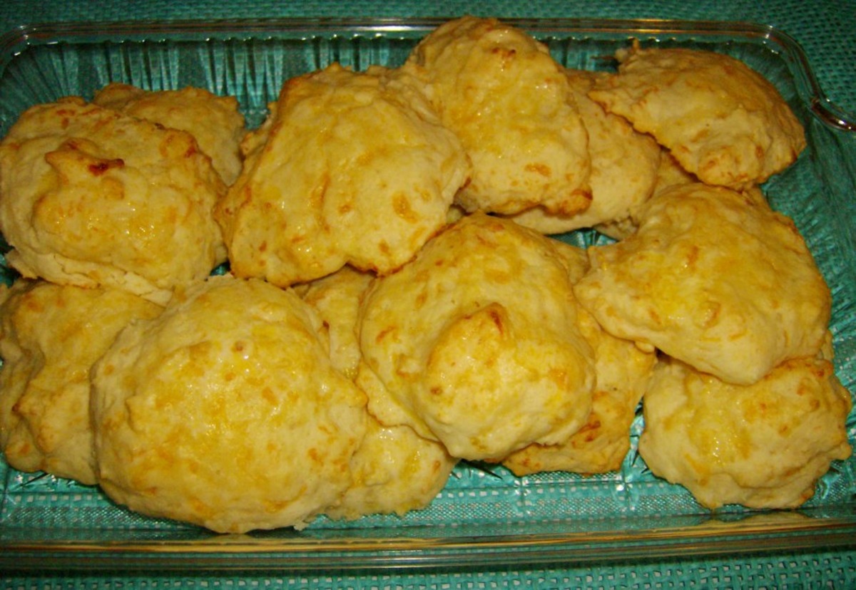 Dixie Stampede Garlic-Cheese Biscuits_image