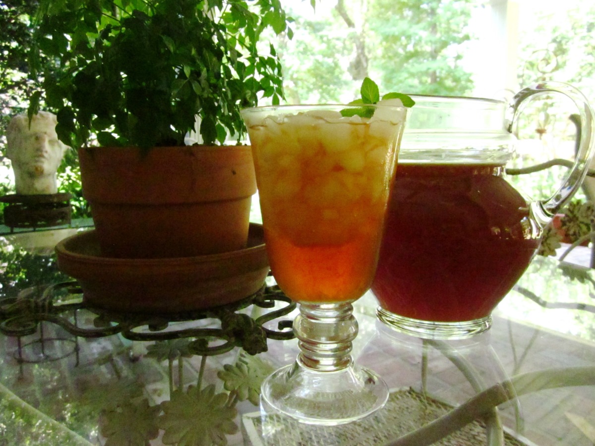 Oak Alley's Sweet Mint Iced Tea Recipe