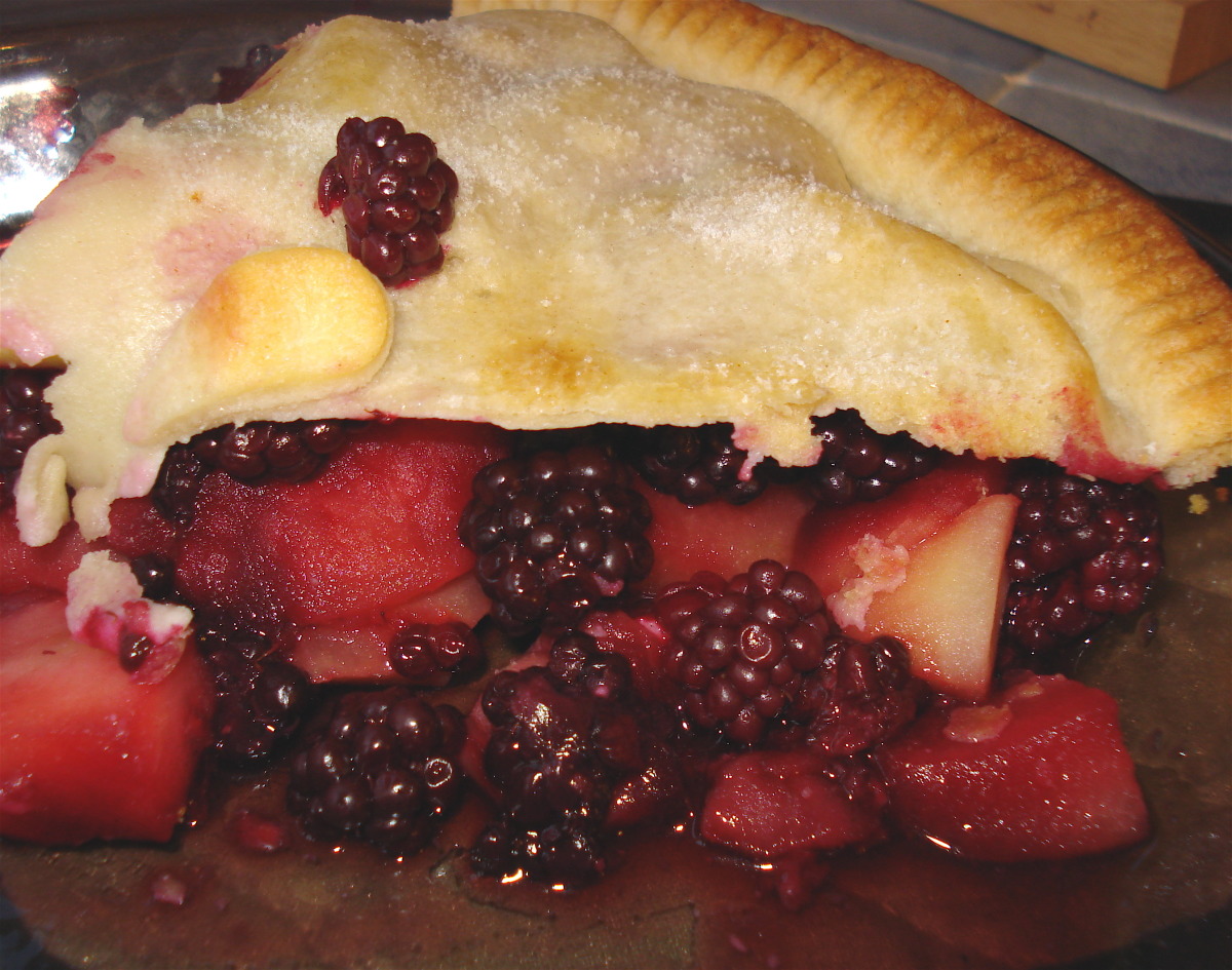 Simple Blackberry and Apple Pie_image