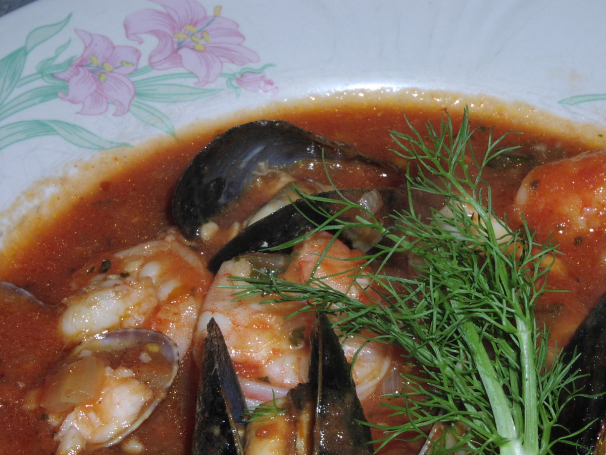 Cioppino (Seafood Soup) With Fennel and Garlic_image