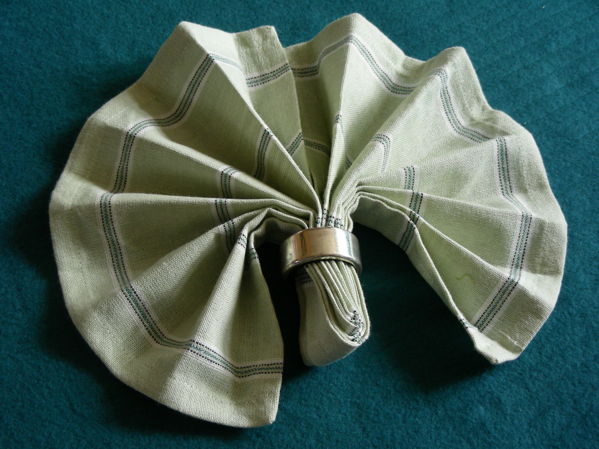 Serviette/Napkin Folding, Simple Fan Variation Recipe