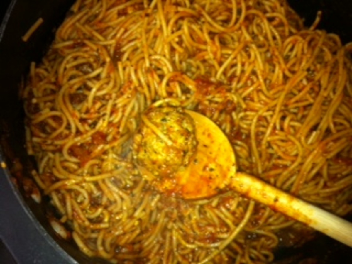 Turkey Meatballs W/ Spicy Tomato Sauce and Whole-Wheat Spaghetti_image