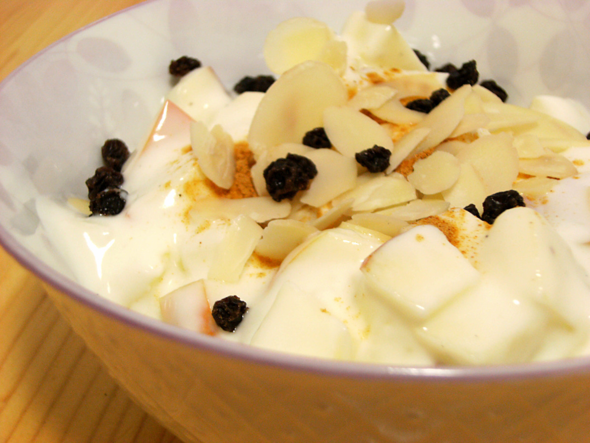 Yogurt With Apple and Almonds image