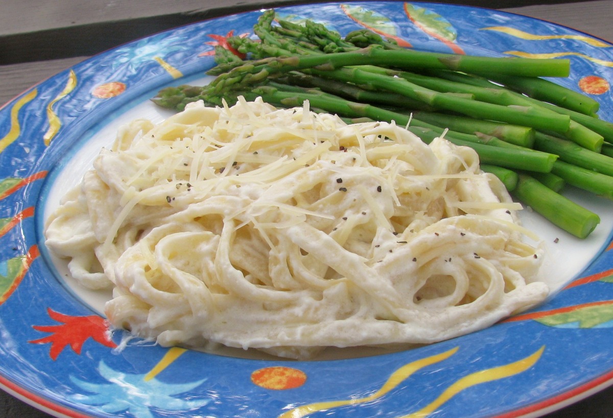 15 Minutes Creamy Fettuccine Alfredo