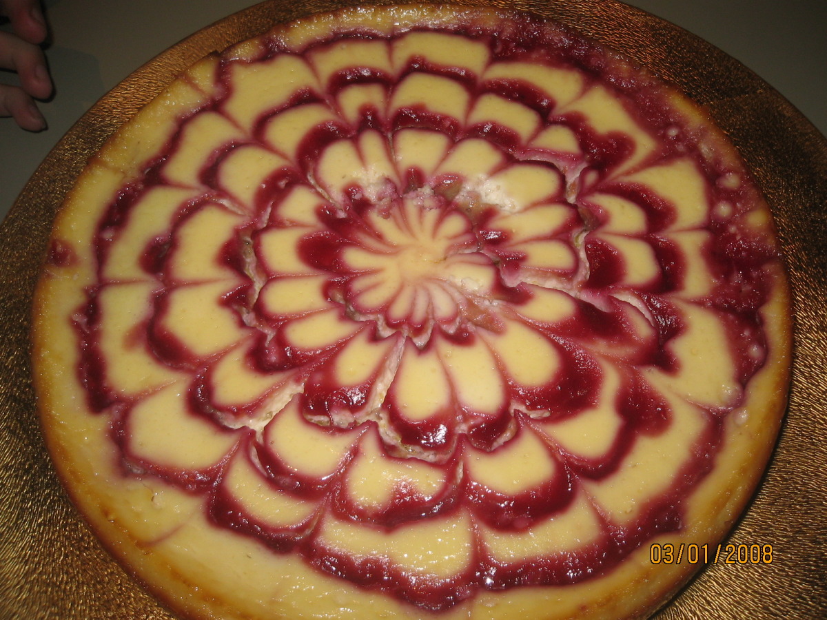 Vanilla Cheesecake With Chocolate Hazelnut Crust and Raspberries_image