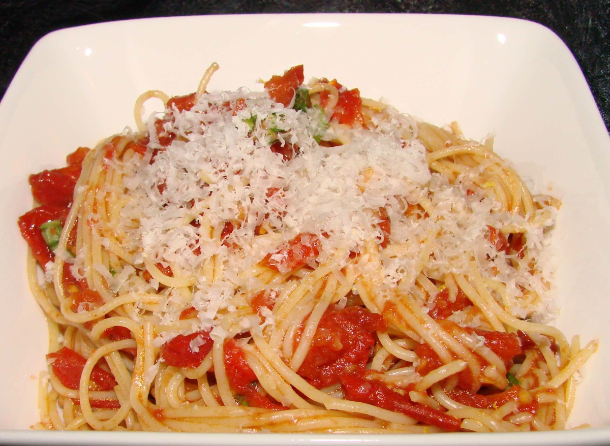 Pasta With Fresh Tomato Sauce_image