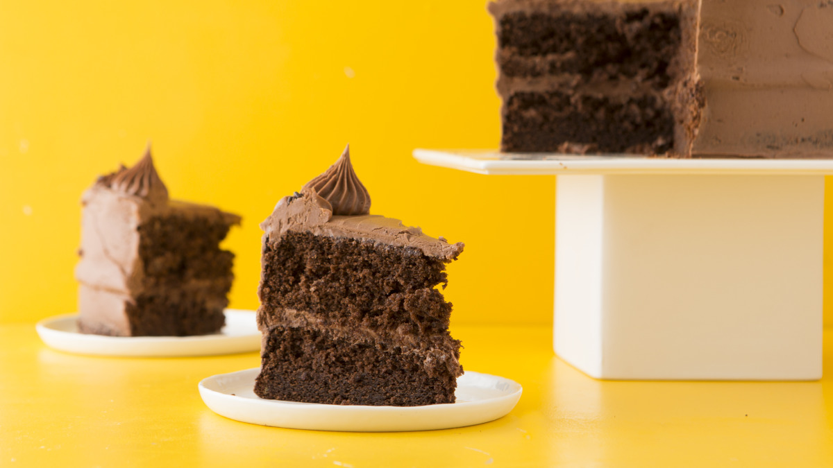 ब्लैक फोरेस्ट केक - Eggless Black Forest Cake Recipe - Nishamadhulika.com