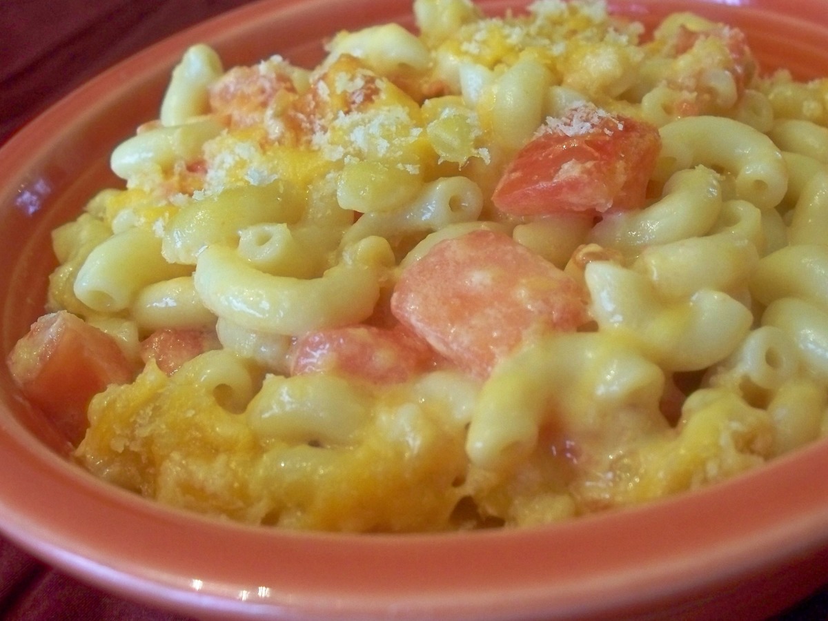 Baked Macaroni and Cheese With Tomatoes image