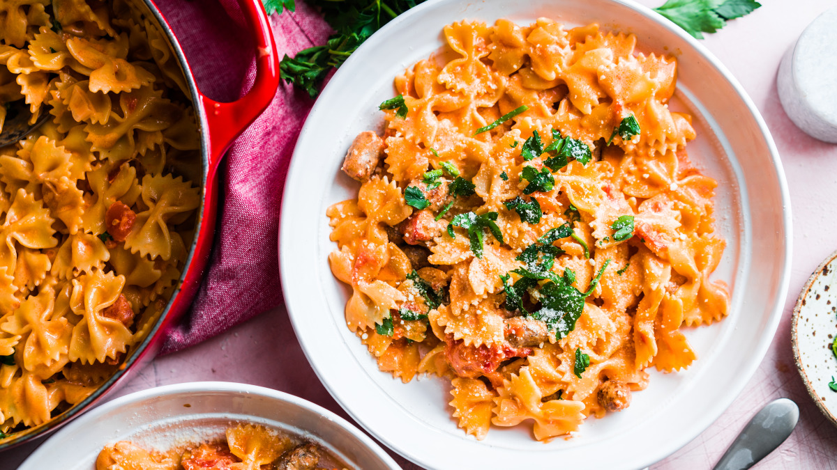 Pasta with sausage and tomatoes deals