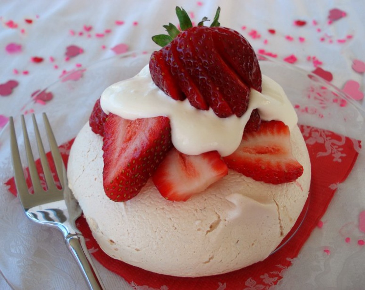 Dee's Quick and Easy Strawberry Meringues.(4 Ingredients, 5 Min Recipe