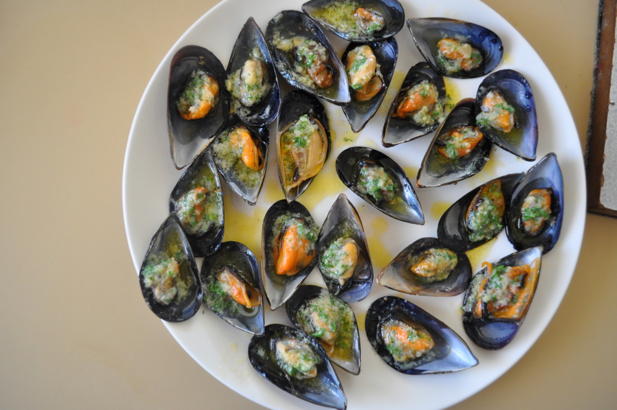 Mussels in Garlic Butter image