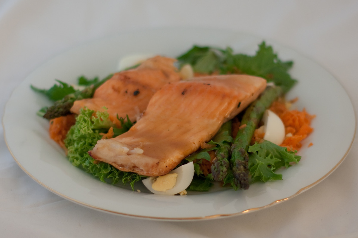 Grilled Salmon and Asparagus Salad_image