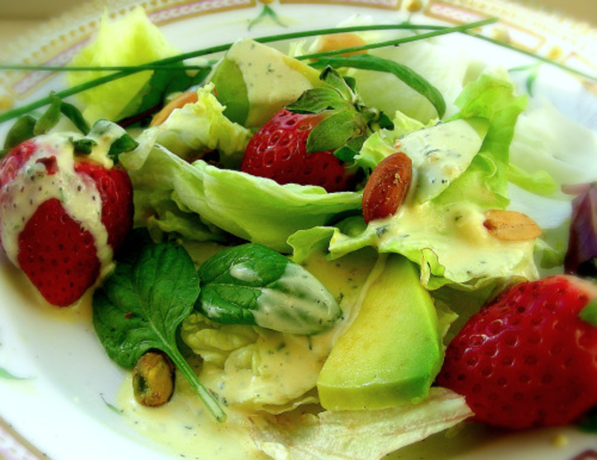 Best Turkey Mixed Greens Salad With Strawberries Kiwi And Cashews In