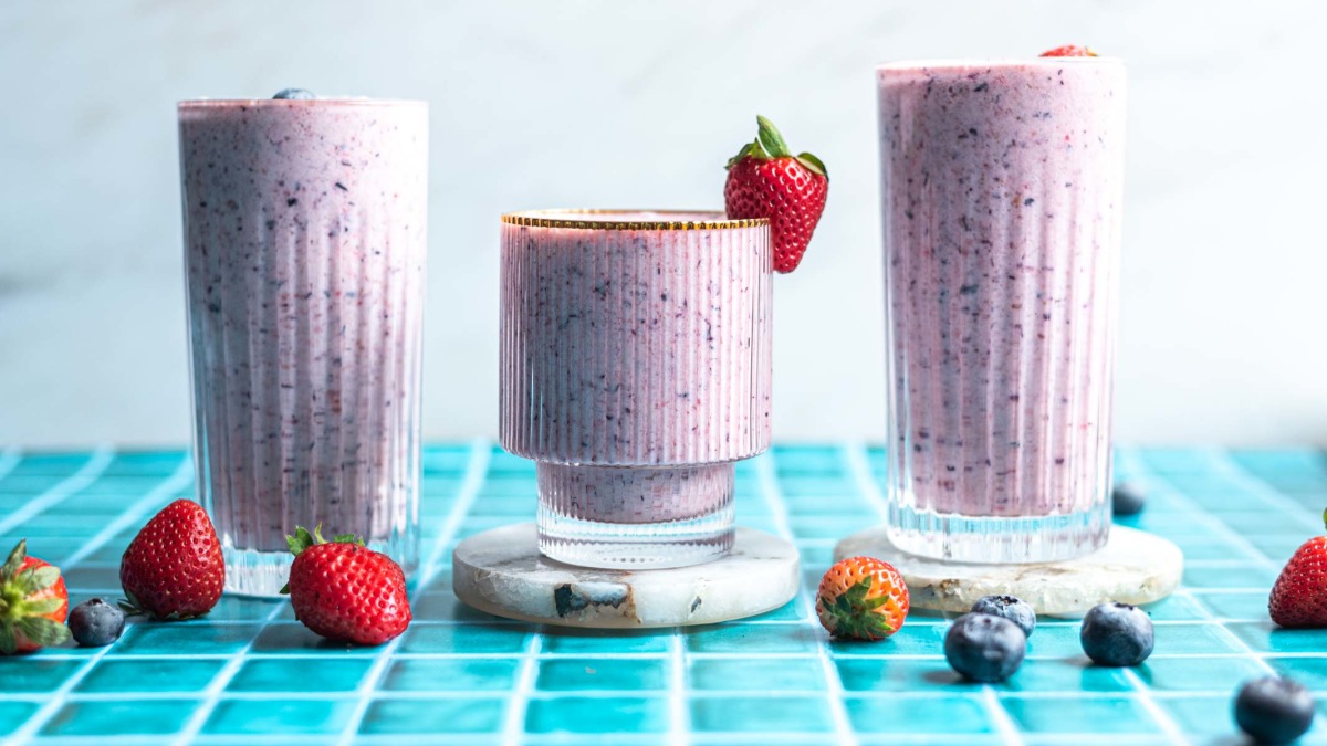 Super Healthy Strawberry & Blueberry Smoothie Recipe 