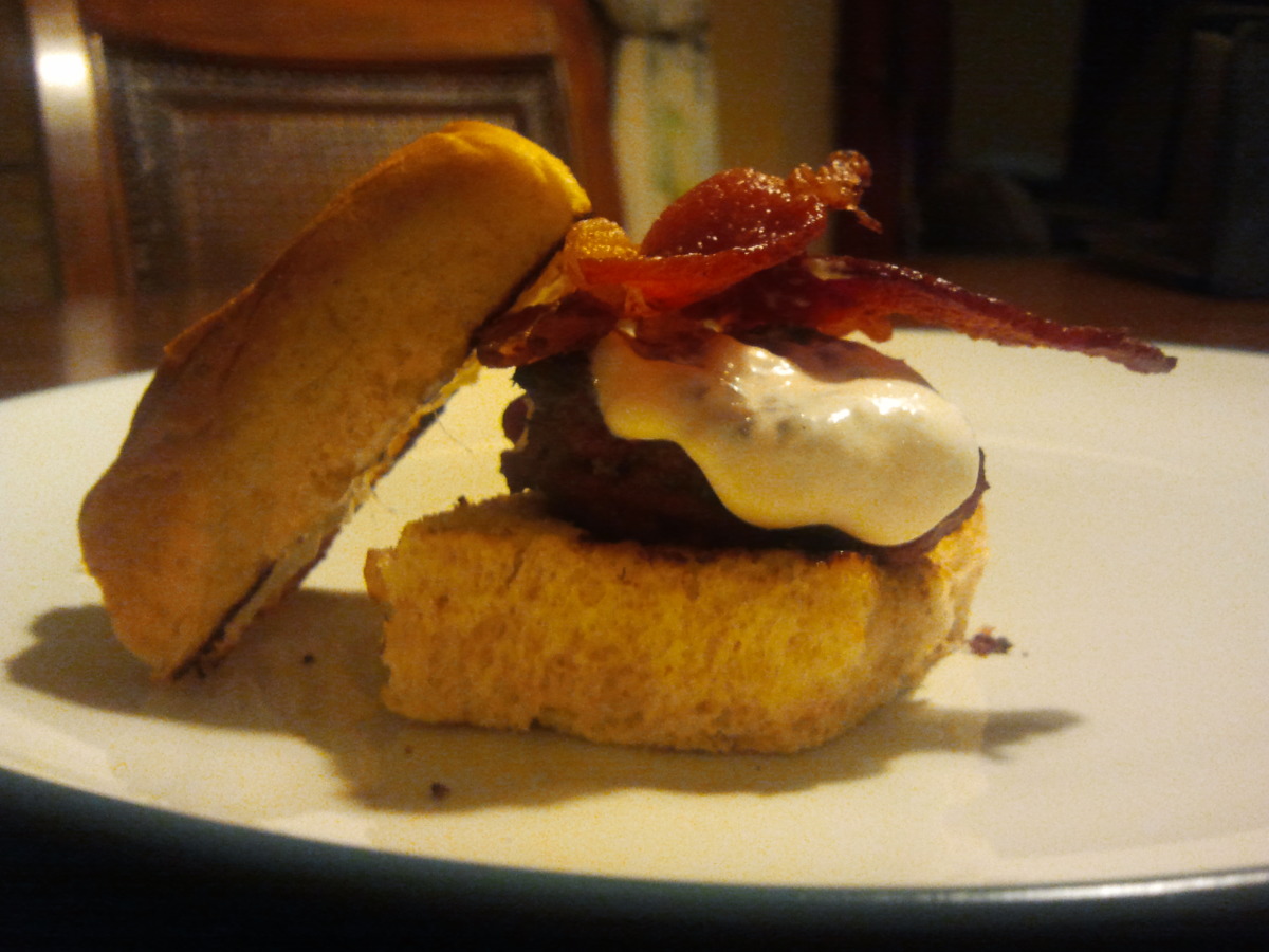 Sirloin Sliders With Crispy Bacon and Creamy Horseradish Mayo image
