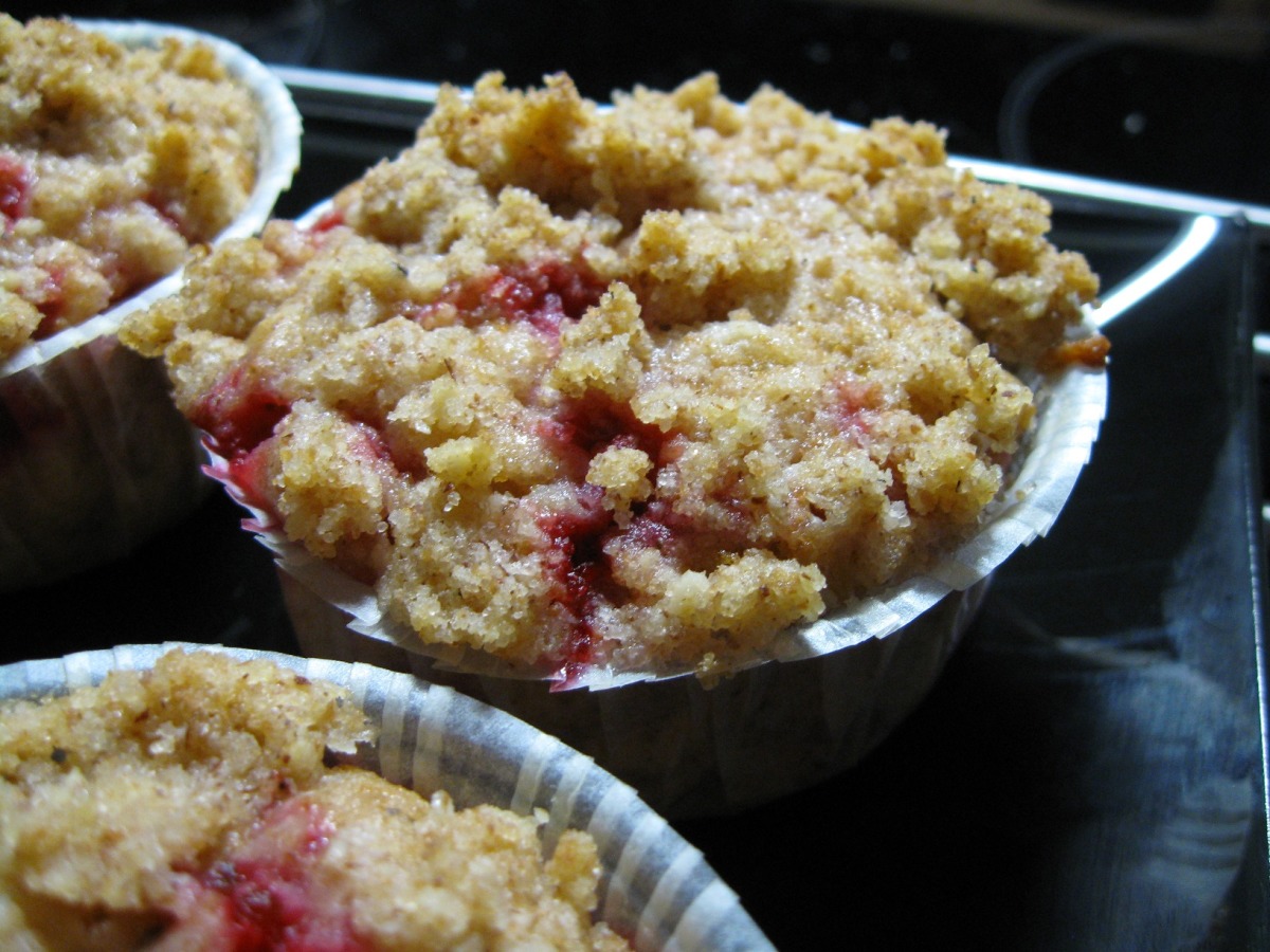 Crumble-Topped Berry Muffins_image