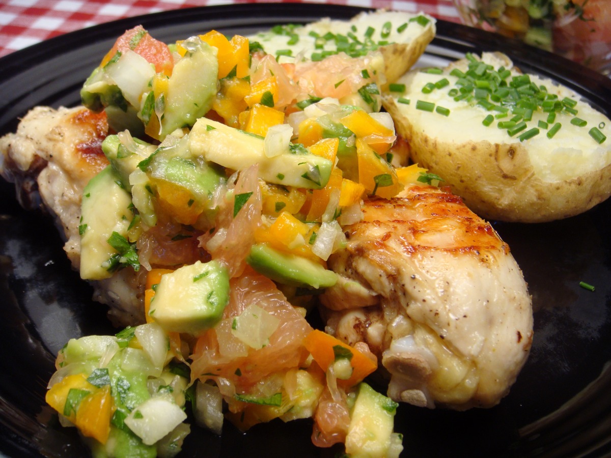 Grilled Chicken With Grapefruit Avocado Salsa_image