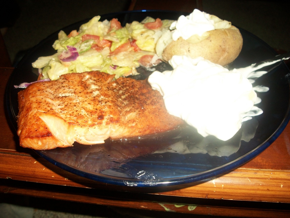 Grilled Salmon With Cucumber-Yogurt Salad_image