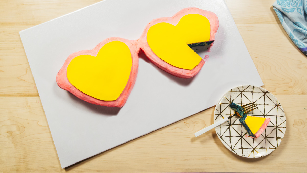 Giant Heart Sunglasses Cake_image