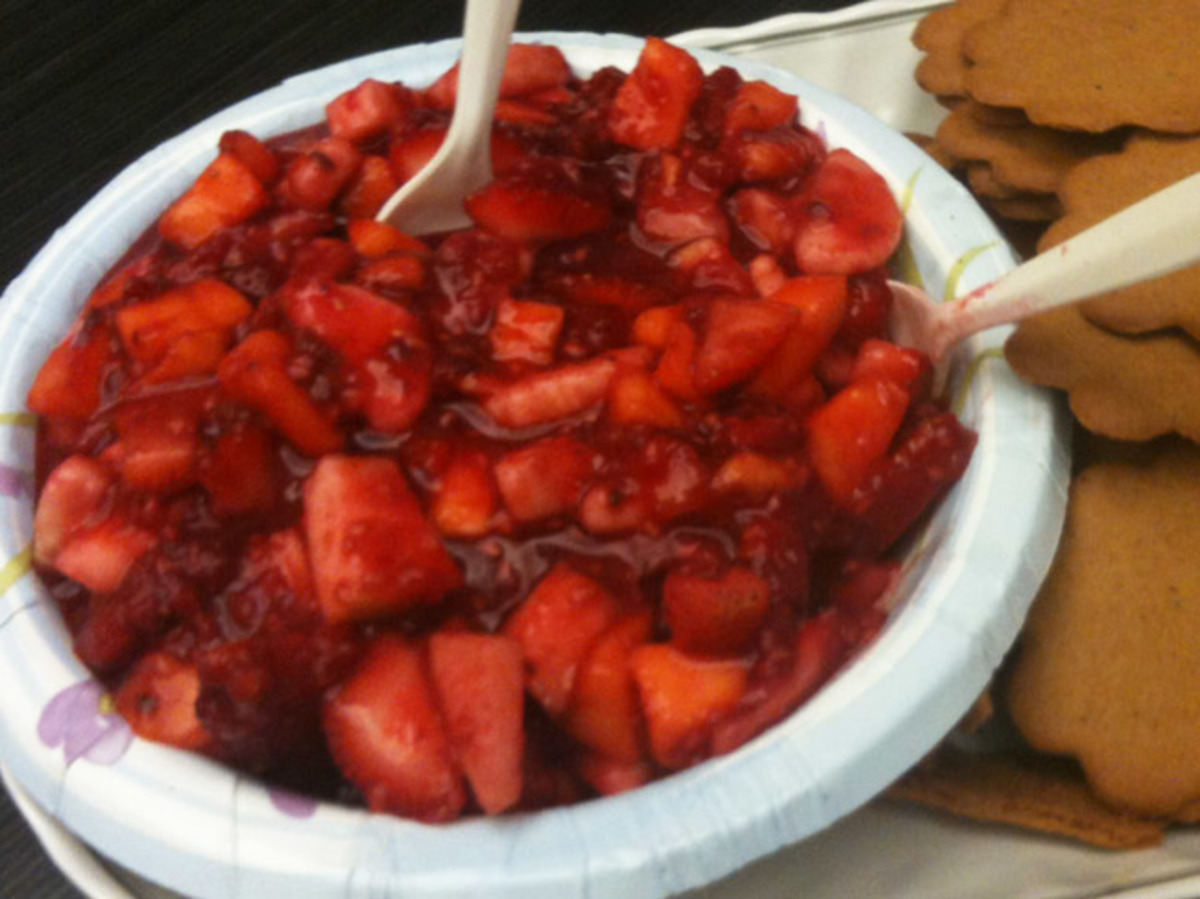 Fruit Salsa with Cinnamon Tortilla Chips